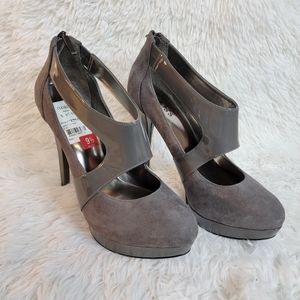 Guess ladies 9.5 gray Gwartistana platform heels NWT